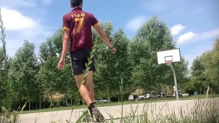 In rovesciata, di rabona, col frisbee: i canestri impossibili degli youtuber