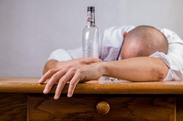 Alcol, prima sbronza 11 anni: aumentano i ricoveri