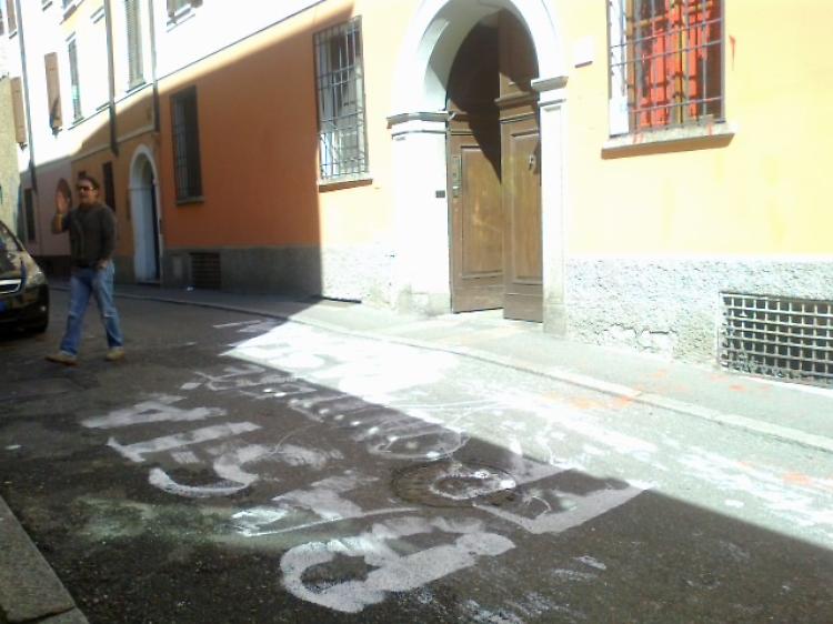 Scritta davanti alla sede della Lega