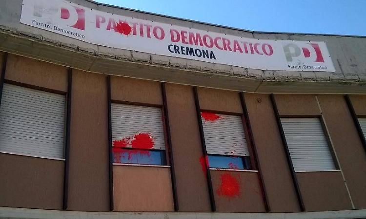 Atti vandalici anche alla sede del Pd