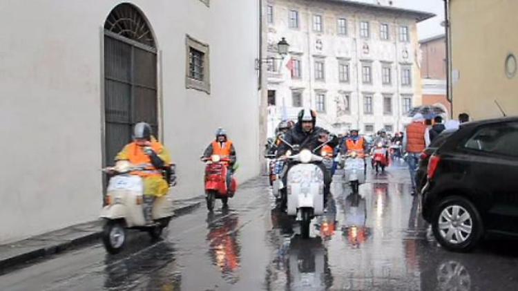 La Vespa festeggia i 70 anni con un maxi-raduno a Pisa