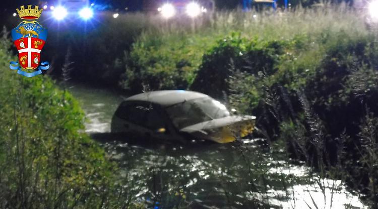 I carabinieri inseguono auto in fuga che si capotta e finisce nella roggia