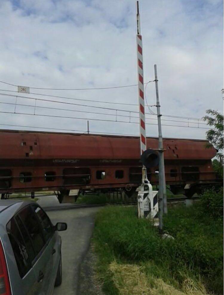 Il treno passa, ma le sbarre sono alzate