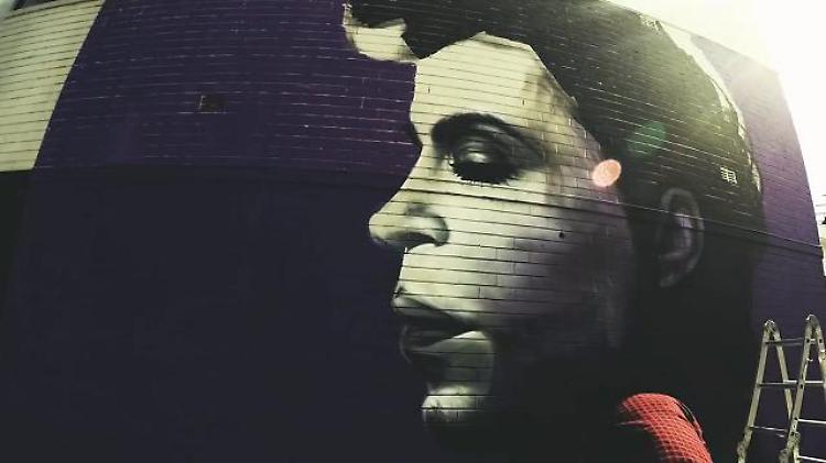 Sydney, il volto di Prince sul muro: il tributo dello street-artist che sogna Minneapolis