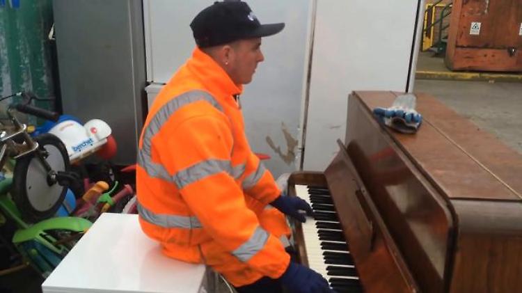 Gb, operaio e musicista: un concerto per salvare il piano
