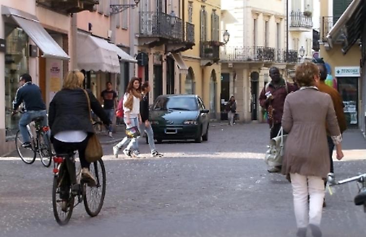 Il centro chiuso al traffico A Crema serve una ZTL seria