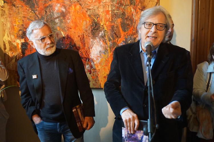 Sgarbi a Villa Medici: 'Io nudo? Un'opera d'arte'