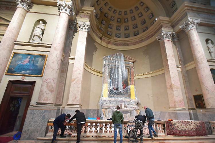 Infiltrazione nella volta, pioggia su un altare del duomo