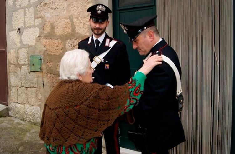 Anziana esce di casa e scompare, i carabinieri la ritrovano al cimitero