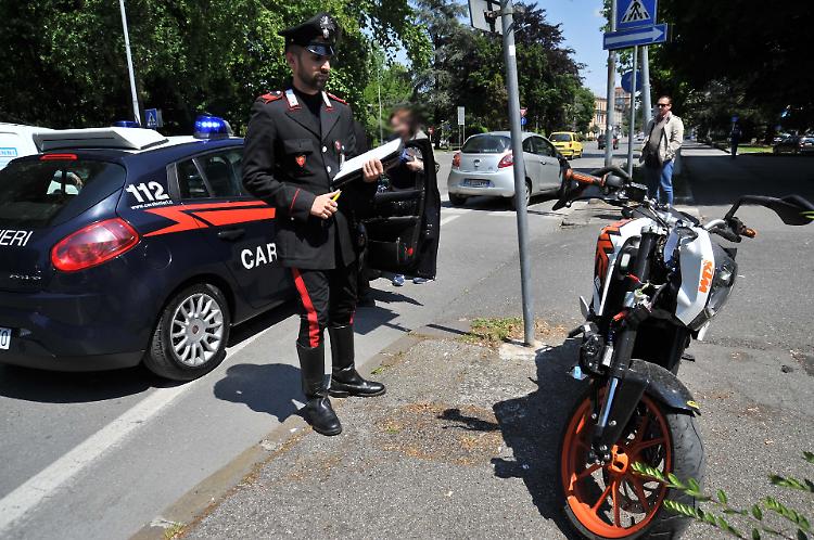 Scontro tra auto e moto, ragazza all'ospedale