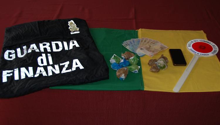 Spacciava ai frequentatori al Sert, arrestato pakistano
