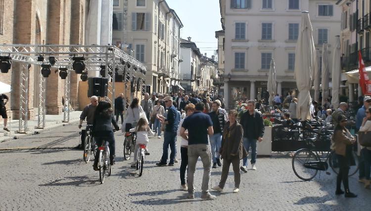Piazza Duomo diventa un set, esercenti a
