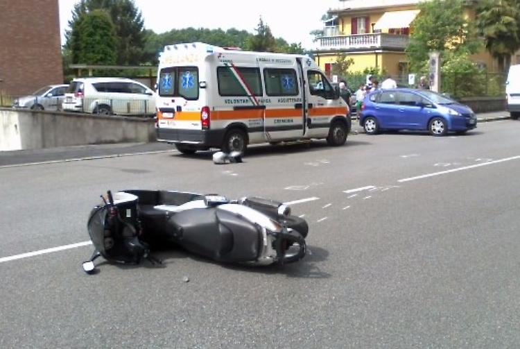 Scontro auto-scooter, due feriti