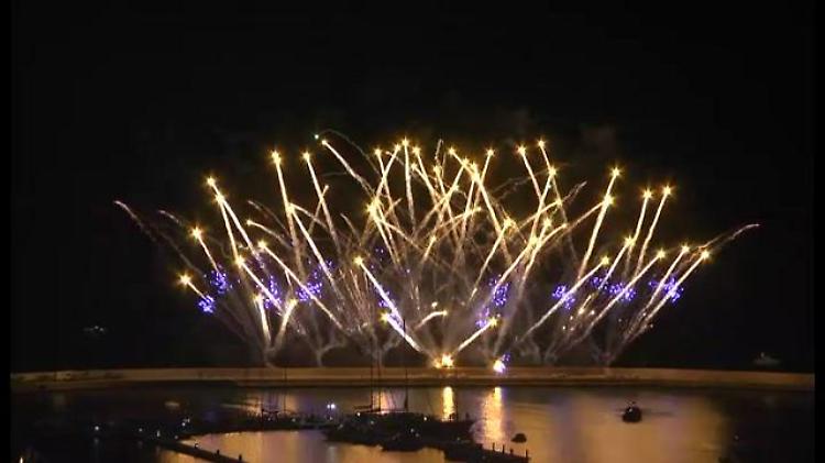 Bari, lo spettacolo dei fuochi pirotecnici sul mare per San Nicola