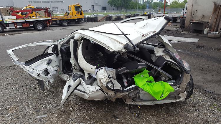 Auto si schianta contro un muretto, tre ragazzi feriti