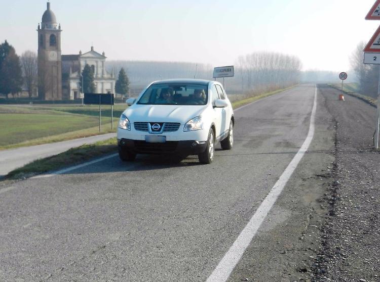 Argine da asfaltare, stop alla viabilità