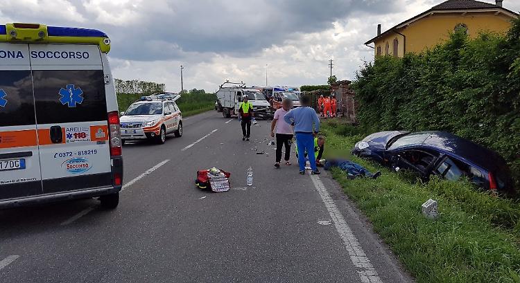 Sorpasso finito male, tre feriti