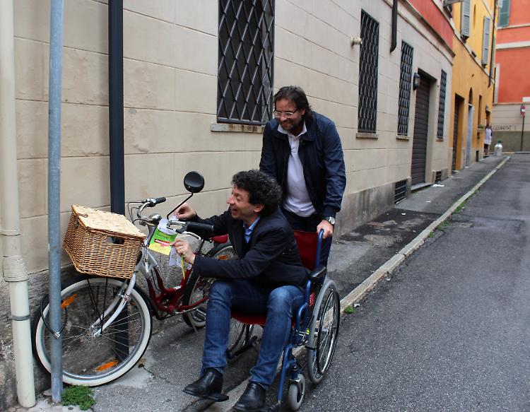 Giro in città in carrozzina e multe 'morali' ai mezzi invadenti