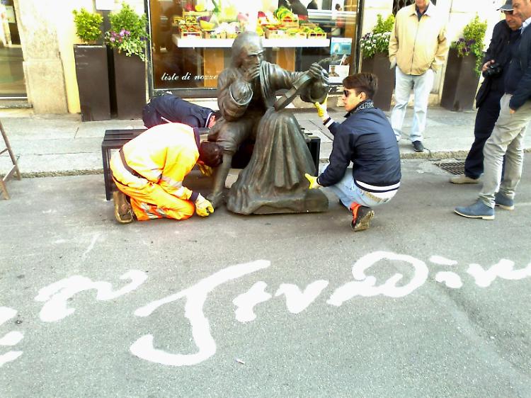 La statua di Stradivari ora è in corso Garibaldi