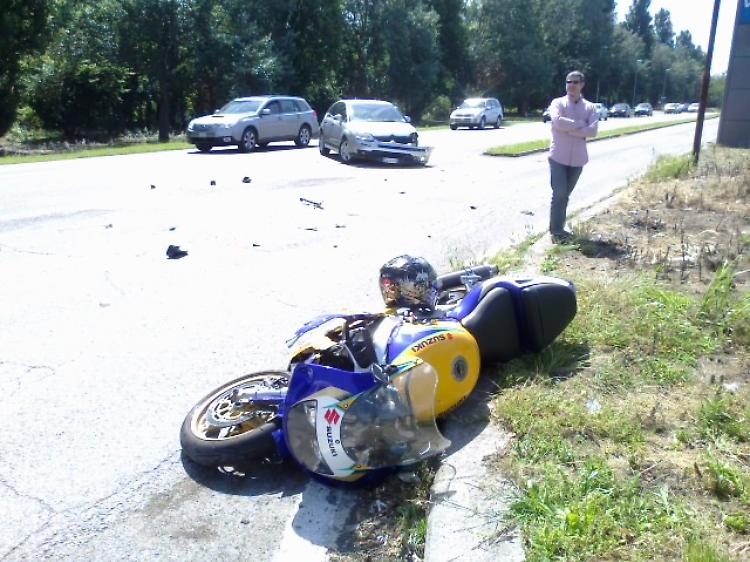 Schianto auto moto, un ferito