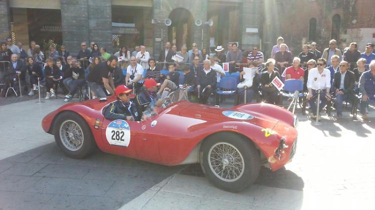 Mille Miglia, in piazza Stradivari rombano i motori