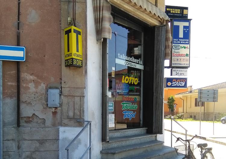 Assalto lampo alla tabaccheria: via soldi, Gratta e Vinci e sigarette
