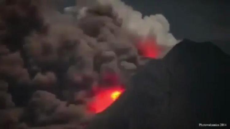 Indonesia, l'apocalittica eruzione del Sinabung
