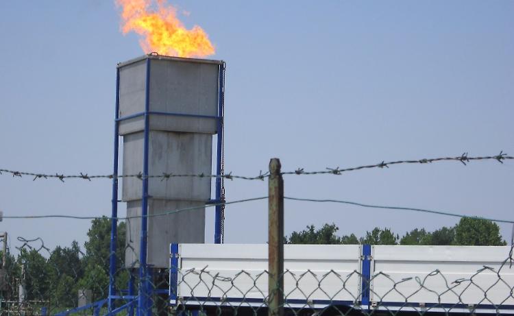 Esplosioni per riattivare il pozzo. La 'fiamma' di gas preoccupa
