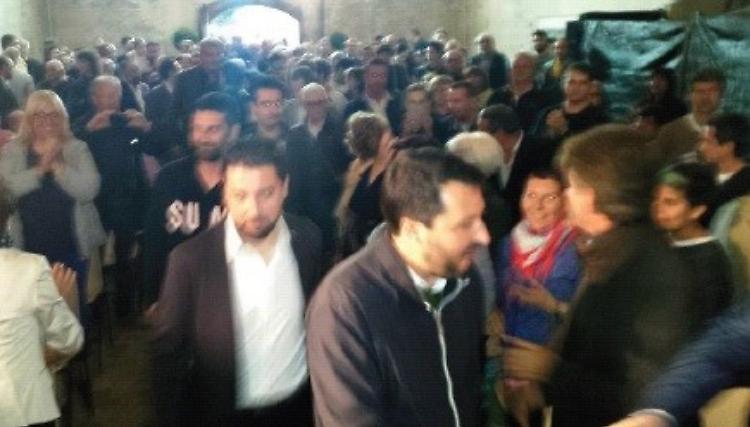 Bagno di folla per Salvini: 'Accogliere, ma non troppo'