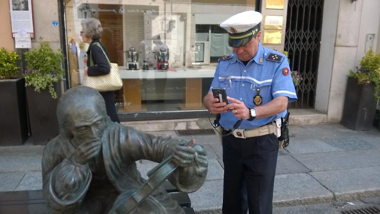 Nuovamente danneggiata la statua di Stradivari