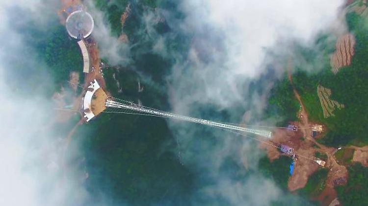 Cina, una passeggiata da brivido: inaugurato il ponte di vetro più alto del mondo