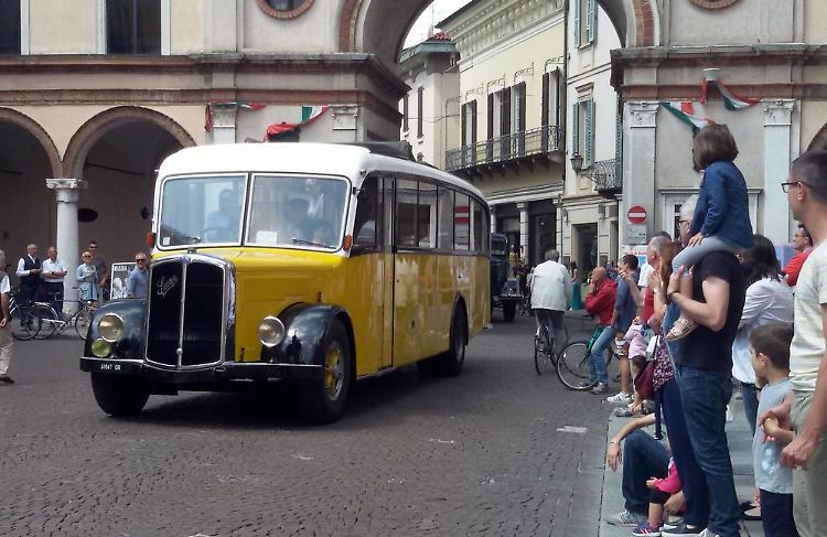 Auto e camion d'epoca, spettacolare sfilata in centro