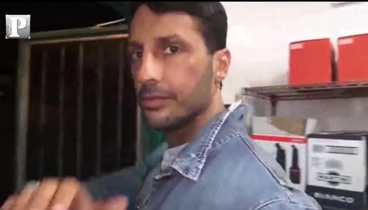 'Corona conta i soldi davanti ai ragazzi'