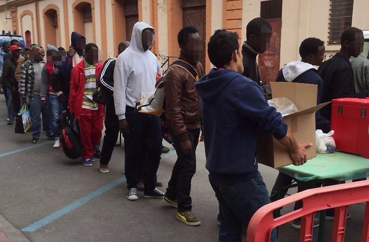 Migranti, momenti di tensione in via Sant'Erasmo