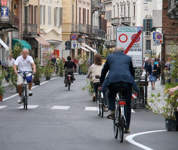 "Stop alle bici nelle aree pedonali"