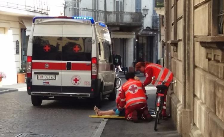 Malore in centro, anziana soccorsa