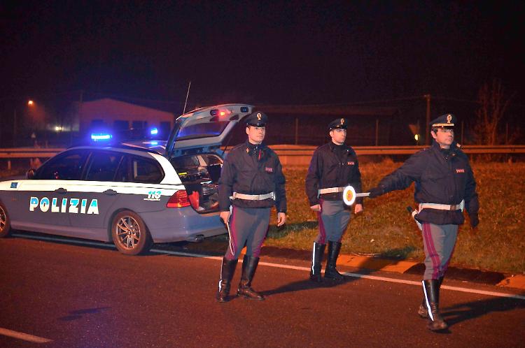 Scontro, auto si allontana e poi va fuori strada