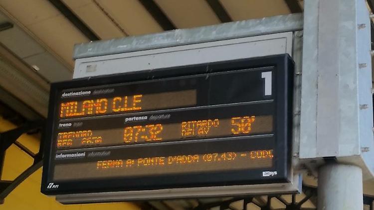 Caduta rami sulla linea ferroviaria, nuovi disagi per i pendolari