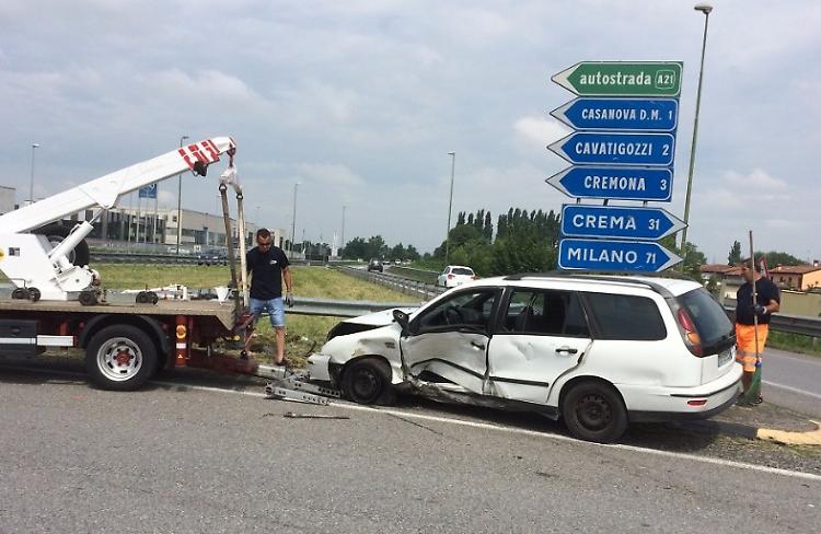 Schianto al rondò, due feriti