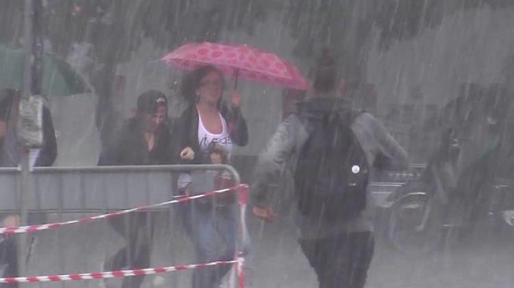 Firenze, pioggia e grandine agli Mtv Awards: tutti in fuga sotto l'acqua battente