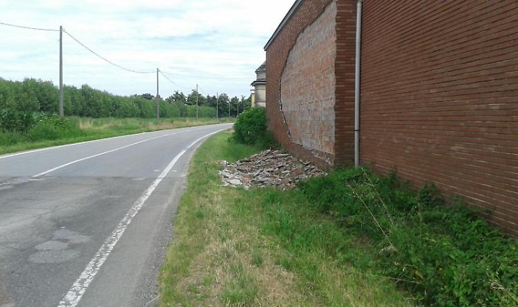 Camion e maltempo, giù il muro: mattoni in strada e paura