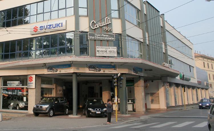 Giù il controsoffitto, paura nella concessionaria Carulli
