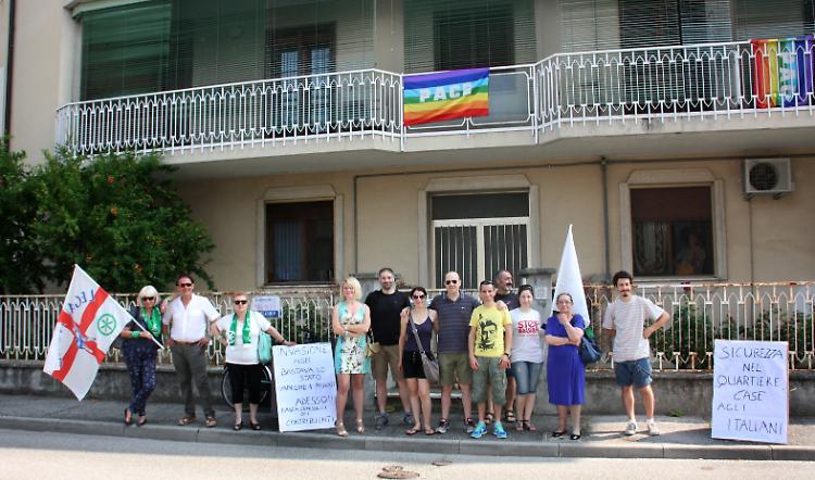 Migranti in case private, protesta della Lega