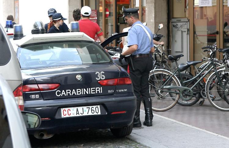 Cerca di rubare cosmetici, bloccato e denunciato