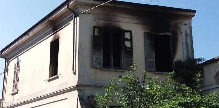 Incendio in via Cavalli, i pompieri lavorano tre ore per domare le fiamme