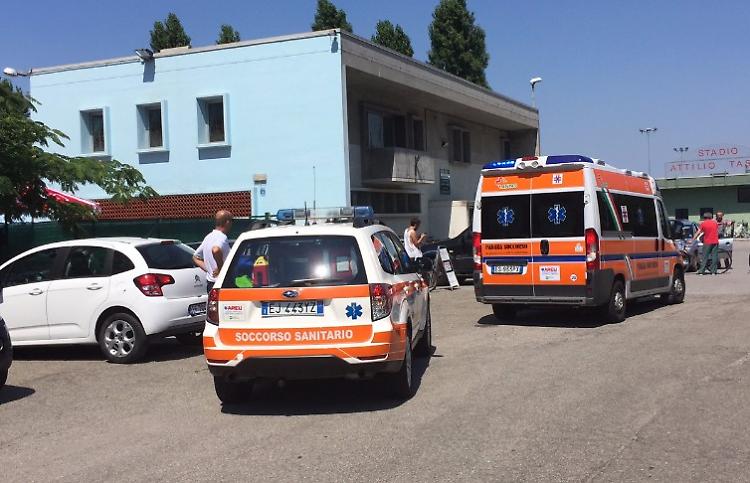 Bambino salvato in piscina dagli assistenti bagnanti