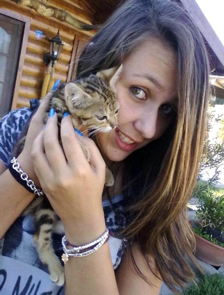 Folla e lacrime per Alessia