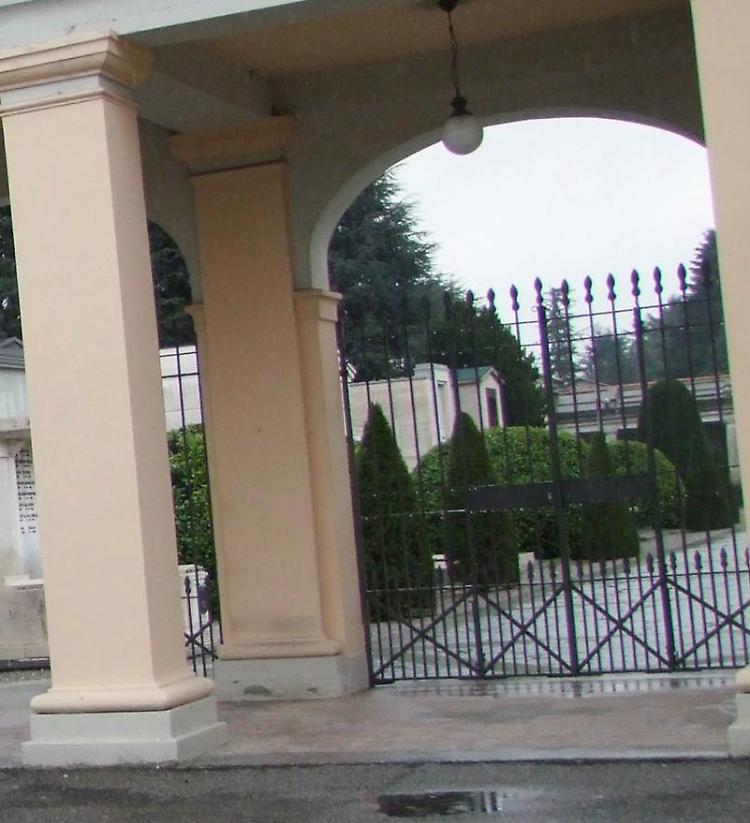 Energia solare e fondi dai pannelli al cimitero