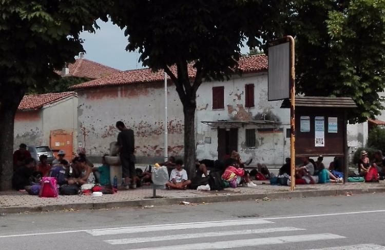 La gente paga il bus ai ragazzi per tornare a casa