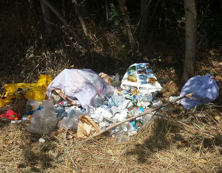 Il rave è finito, restano i rifiuti